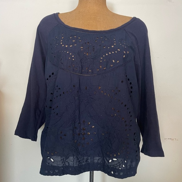 G.H. Bass & Co. women’s navy top 3/4 sleeves size XL with eyelet design - Picture 1 of 4